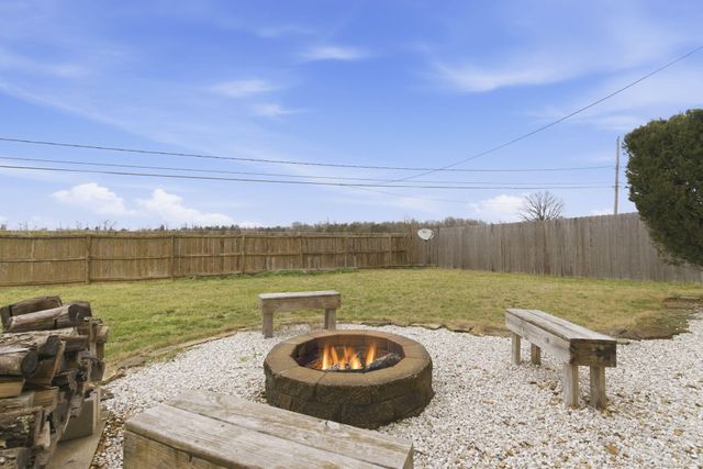 1309 E Knobhill Street, Springfield, MO 65804