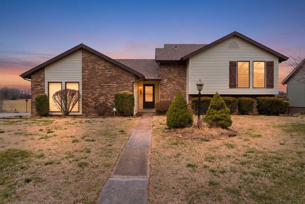 1309 E Knobhill Street, Springfield, MO 65804