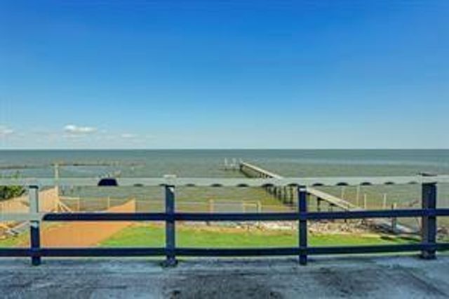 135 1st Street, Dickinson, TX 77539