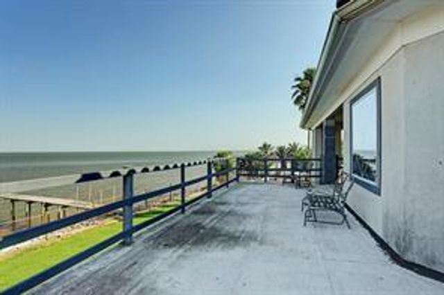 135 1st Street, Dickinson, TX 77539