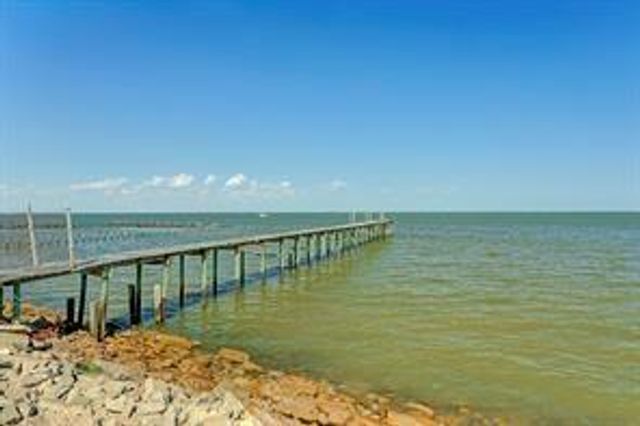 135 1st Street, Dickinson, TX 77539