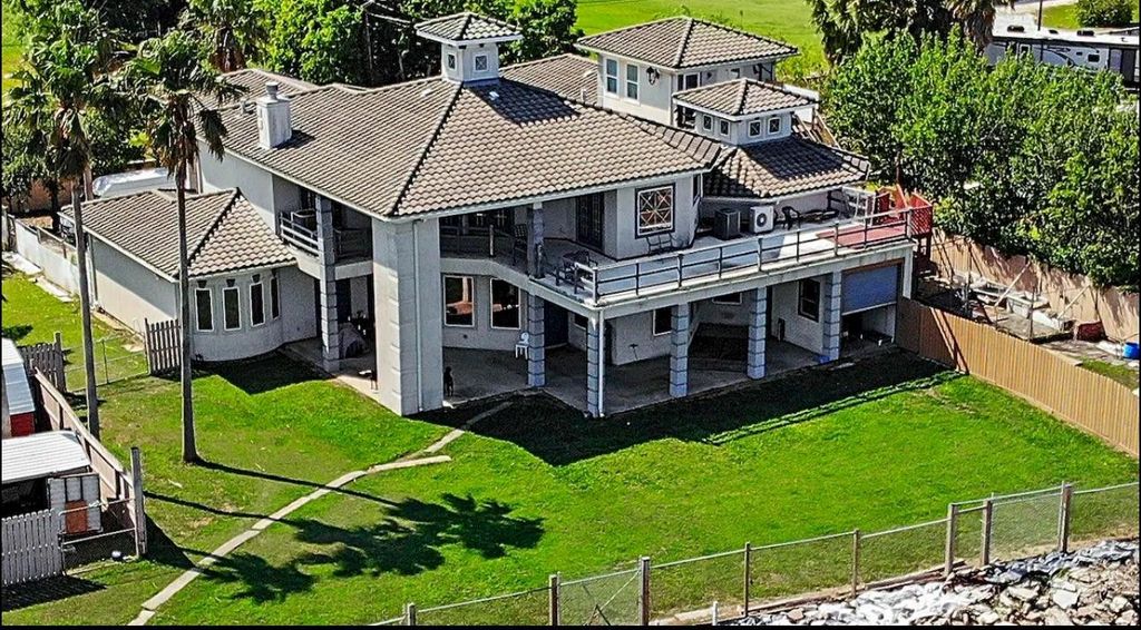 135 1st Street, Dickinson, TX 77539