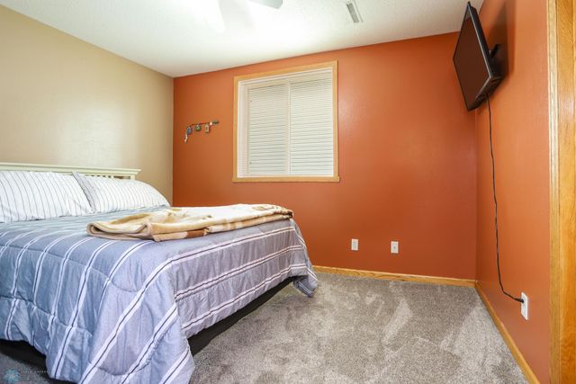 5124 10th Avenue S, Fargo, ND 58103
