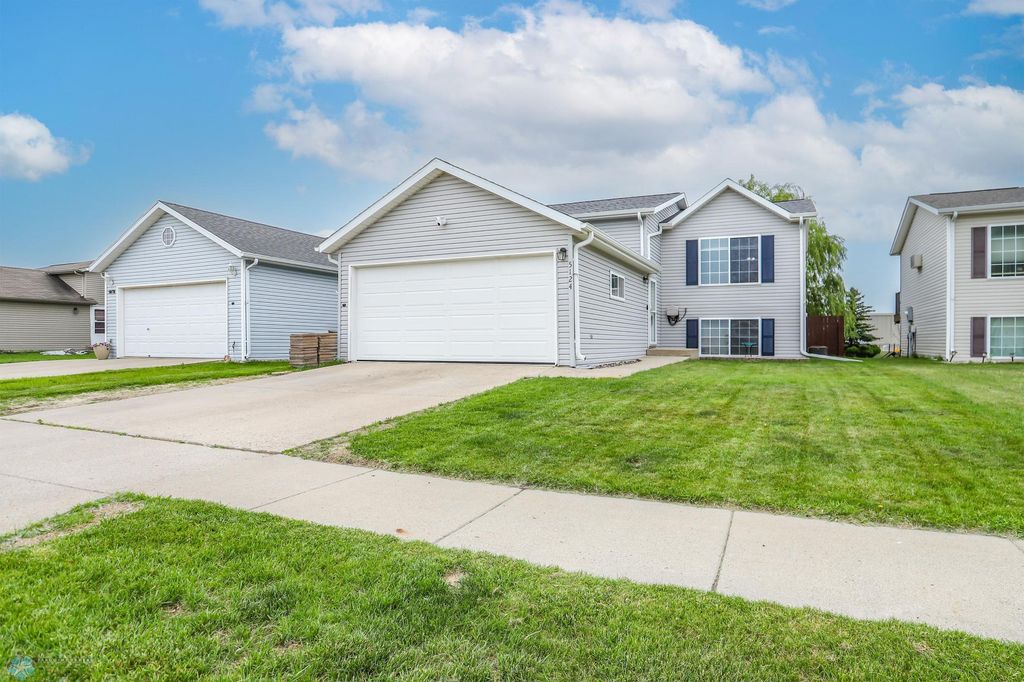 5124 10th Avenue S, Fargo, ND 58103