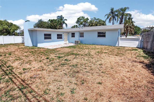 13746 MARTINIQUE DRIVE, Seminole, FL 33776