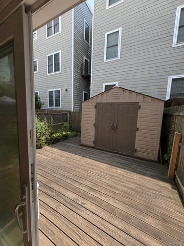 920 Broadway 16, Woodmere, NY 11598