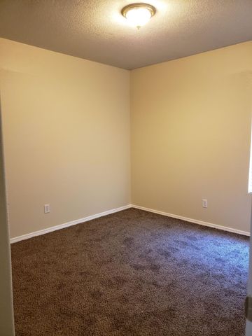 631 Vista Luna Lane SW, Albuquerque, NM 87121