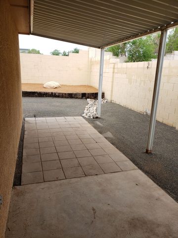 631 Vista Luna Lane SW, Albuquerque, NM 87121