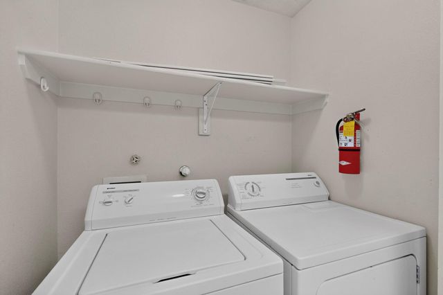631 Vista Luna Lane SW, Albuquerque, NM 87121