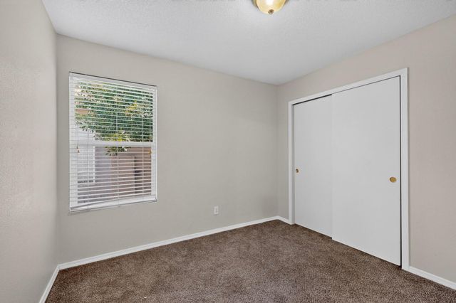 631 Vista Luna Lane SW, Albuquerque, NM 87121