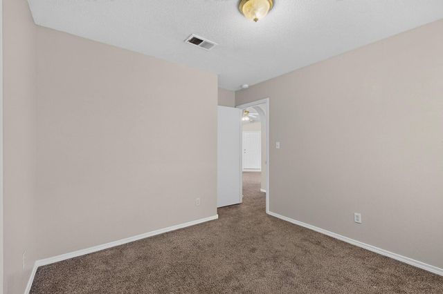 631 Vista Luna Lane SW, Albuquerque, NM 87121