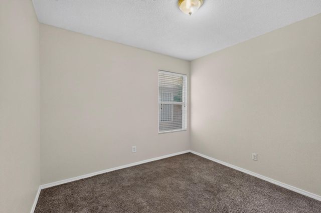 631 Vista Luna Lane SW, Albuquerque, NM 87121