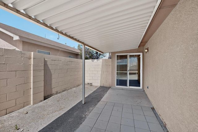 631 Vista Luna Lane SW, Albuquerque, NM 87121