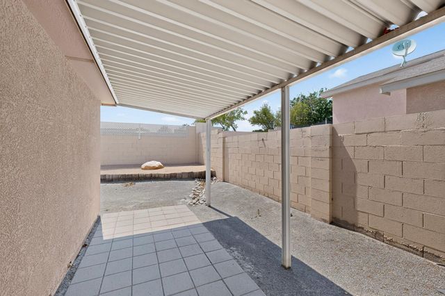 631 Vista Luna Lane SW, Albuquerque, NM 87121
