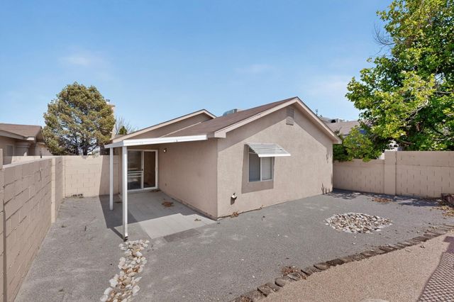 631 Vista Luna Lane SW, Albuquerque, NM 87121