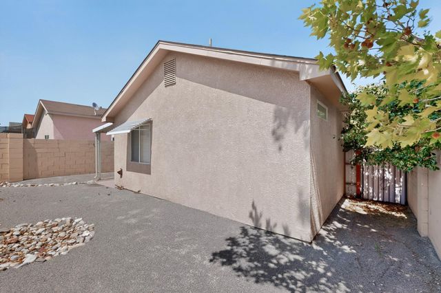 631 Vista Luna Lane SW, Albuquerque, NM 87121