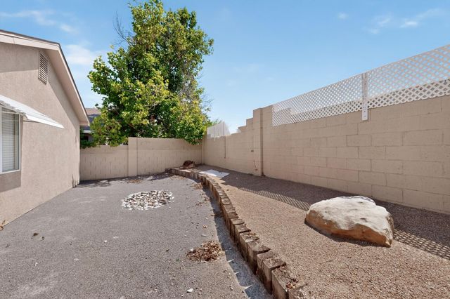631 Vista Luna Lane SW, Albuquerque, NM 87121