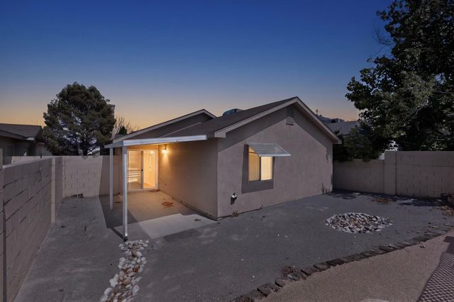 631 Vista Luna Lane SW, Albuquerque, NM 87121