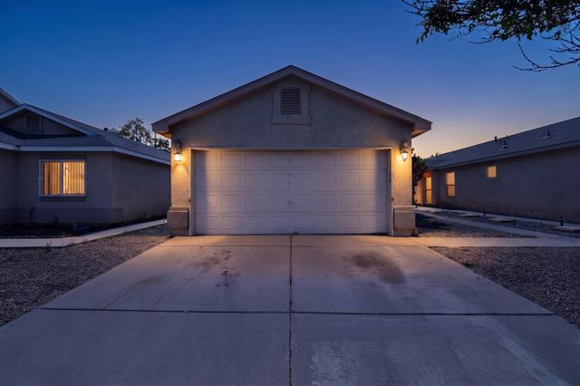 631 Vista Luna Lane SW, Albuquerque, NM 87121