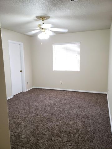 631 Vista Luna Lane SW, Albuquerque, NM 87121