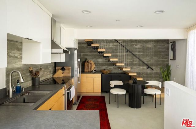 1125 N Beverly Glen Boulevard, Los Angeles, CA 90077