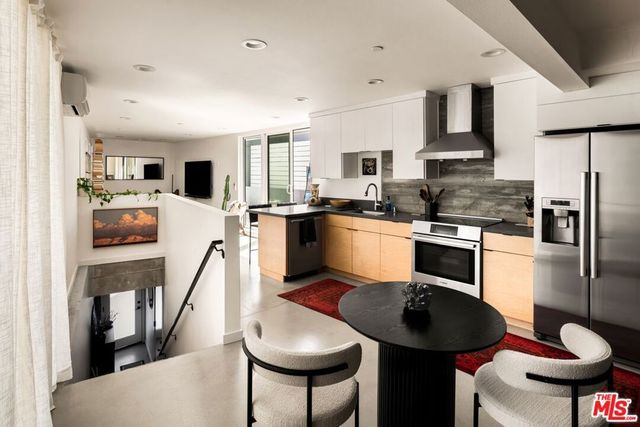 1125 N Beverly Glen Boulevard, Los Angeles, CA 90077