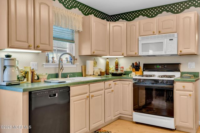 6 Pine Valley Road, Lakewood, NJ 08701