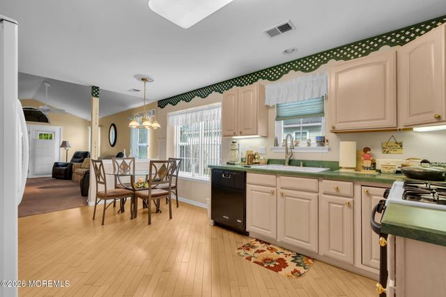 6 Pine Valley Road, Lakewood, NJ 08701