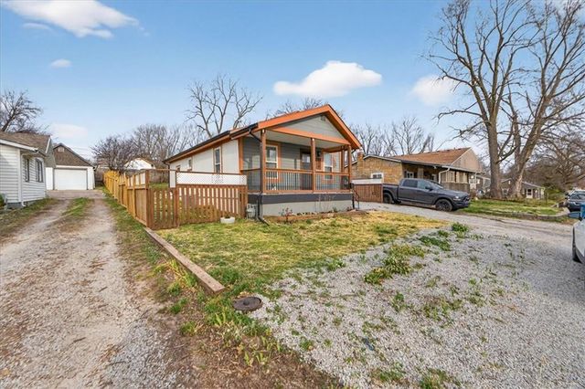 816 S Lake Drive, Independence, MO 64063