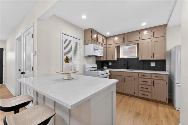 816 S Lake Drive, Independence, MO 64063