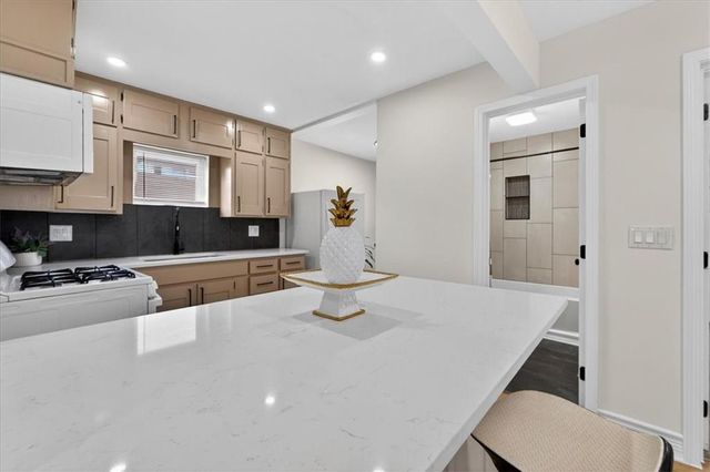 816 S Lake Drive, Independence, MO 64063