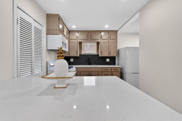 816 S Lake Drive, Independence, MO 64063