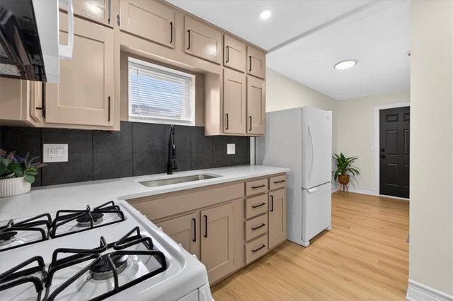 816 S Lake Drive, Independence, MO 64063