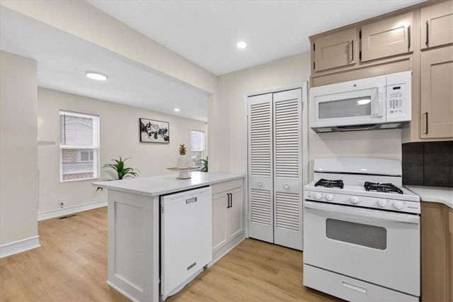 816 S Lake Drive, Independence, MO 64063