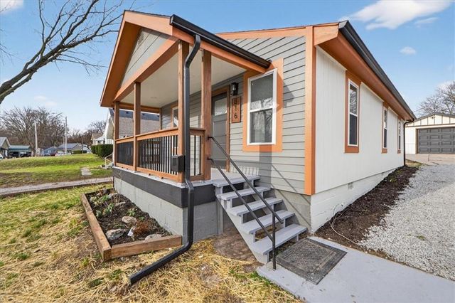 816 S Lake Drive, Independence, MO 64063