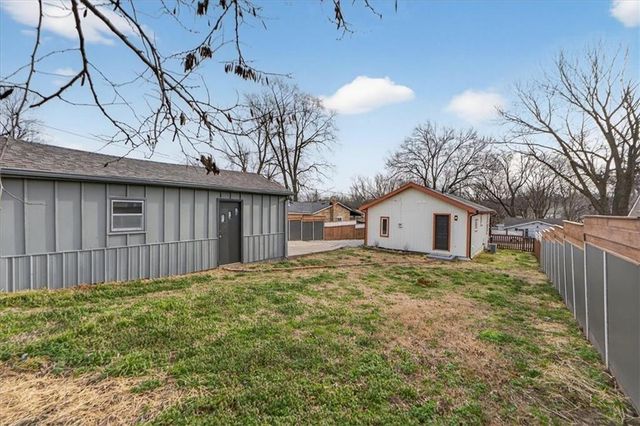 816 S Lake Drive, Independence, MO 64063