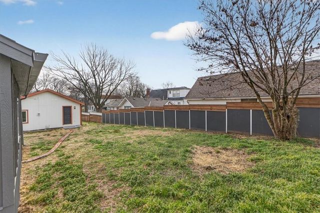 816 S Lake Drive, Independence, MO 64063