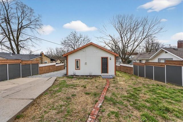 816 S Lake Drive, Independence, MO 64063