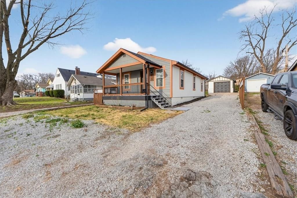 816 S Lake Drive, Independence, MO 64063