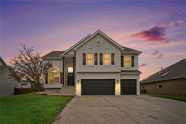 6275 N Nevada Avenue, Parkville, MO 64152