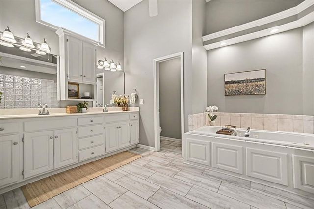 6275 N Nevada Avenue, Parkville, MO 64152