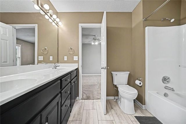 6275 N Nevada Avenue, Parkville, MO 64152