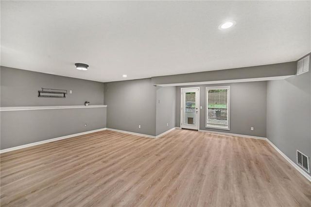 6275 N Nevada Avenue, Parkville, MO 64152