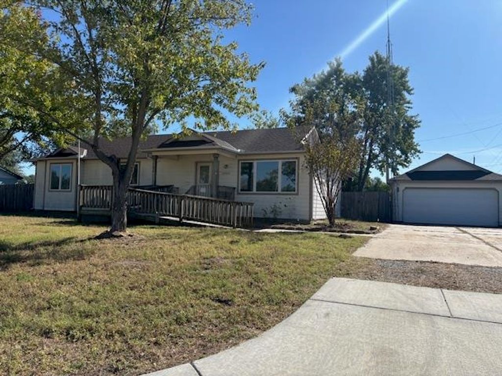 1015 HOLLYWOOD DR, Haysville, KS 67220