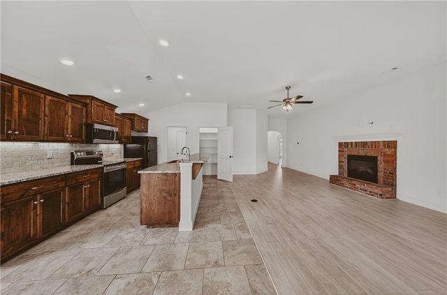 611 Arkansas Black, Centerton, AR 72712