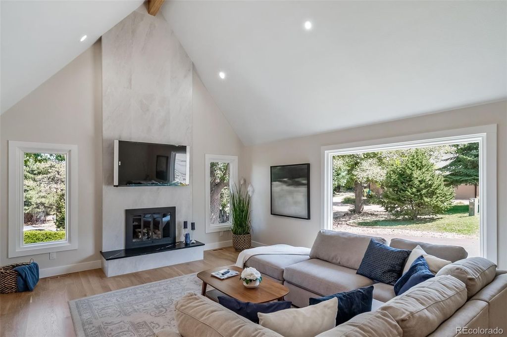 Image 5 of property listing at 22 N Ranch Road, Littleton, CO 80127