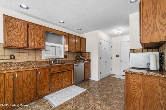 5214 Plume Dr, Louisville, KY 40258