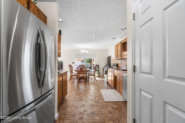 5214 Plume Dr, Louisville, KY 40258