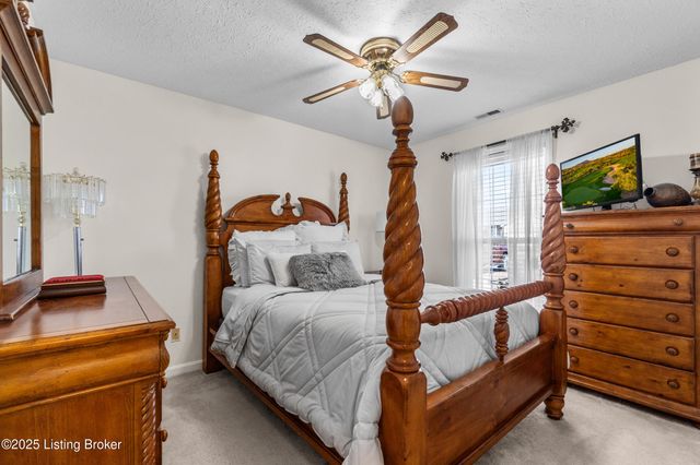 5214 Plume Dr, Louisville, KY 40258