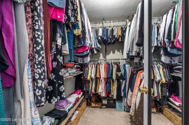 5214 Plume Dr, Louisville, KY 40258